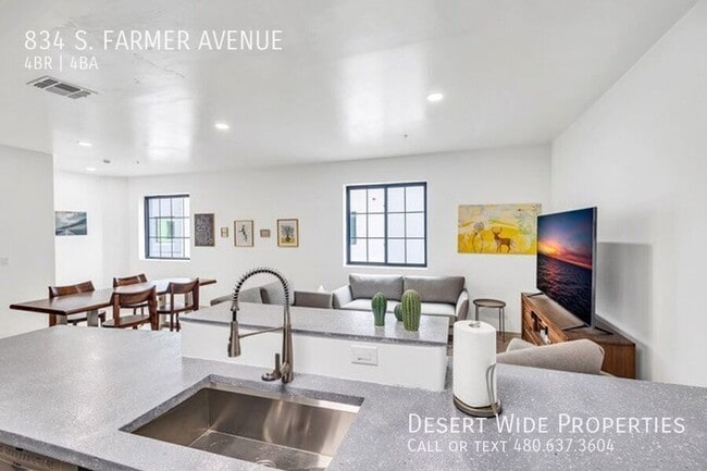 Building Photo - 834 S Farmer Ave