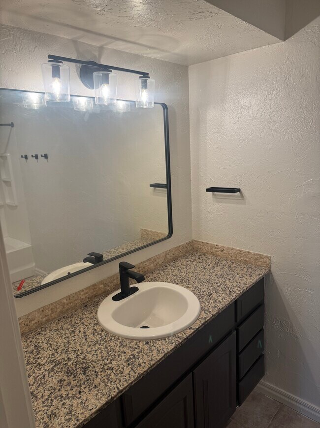 Baño de la unidad de pino - Wilderado Apartments