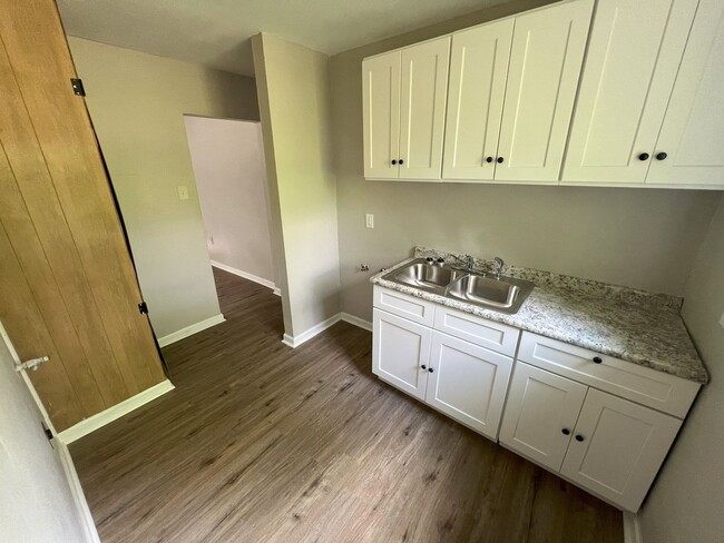 Building Photo - 2-bedroom, 1-bathroom house located in Bat...