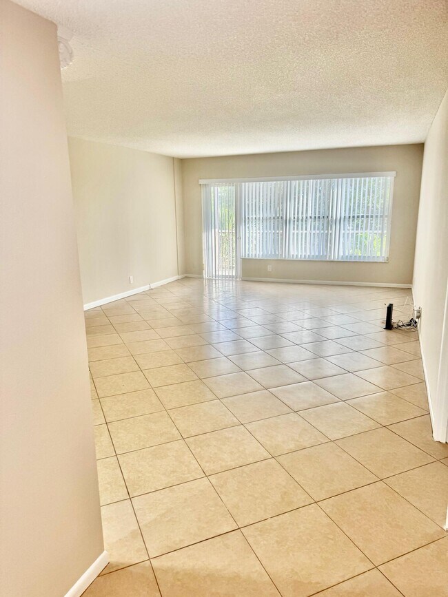 Foto del edificio - 10777 W Sample Rd