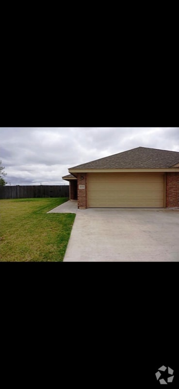 Building Photo - 4004 Carrera Ln