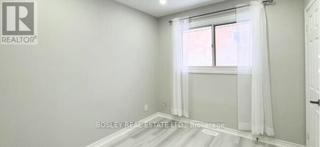 Building Photo - 100 Fairway Rd N