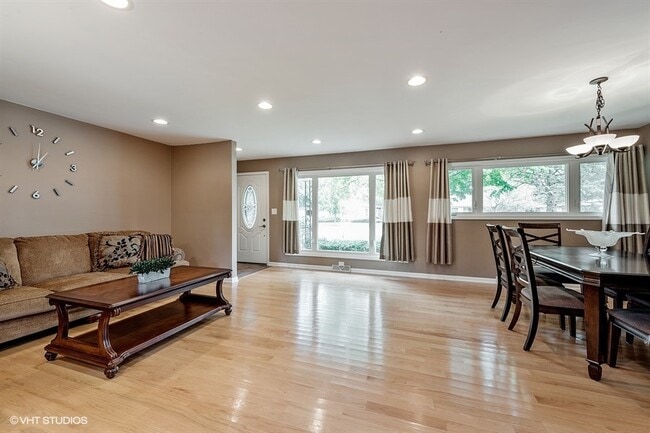 Foto del edificio - 2313 Robincrest Ln