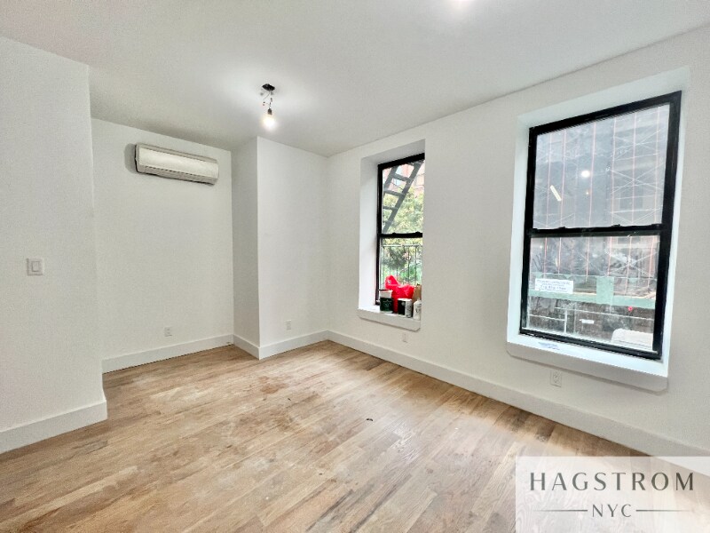 Foto principal - 322 E 93rd St