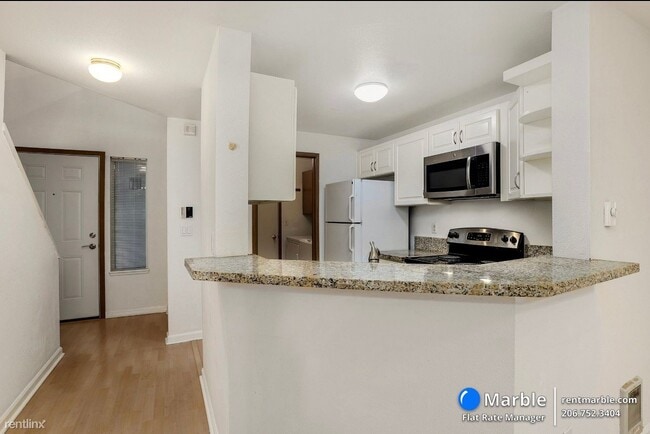 Building Photo - 2 br, 2.5 bath Townhome - 4336 W Lake Samm...