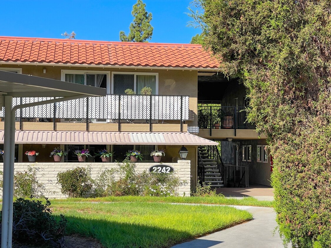 2242 Via Puerta Unit B, Laguna Woods, CA 92637 Condo for Rent in