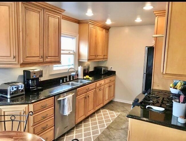 Building Photo - 308 Encino Ln