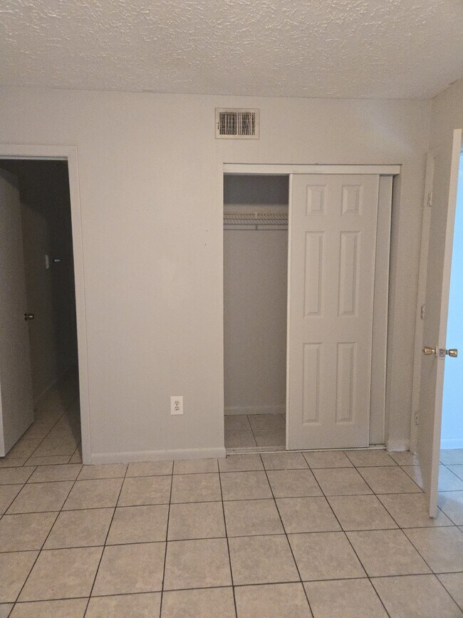 Building Photo - Apartment 4 Rent - TAMPA