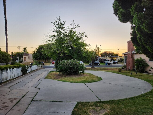 paved horseshoe driveway - 1622 S Campbell Ave
