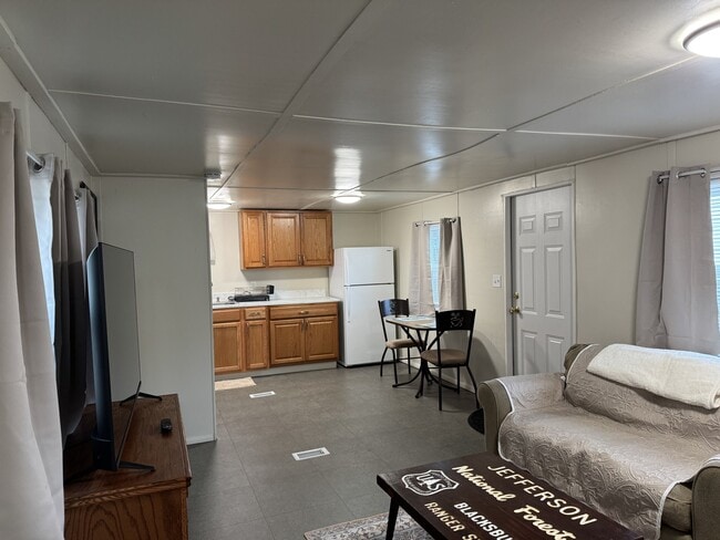 Building Photo - 60 Kraman Ln