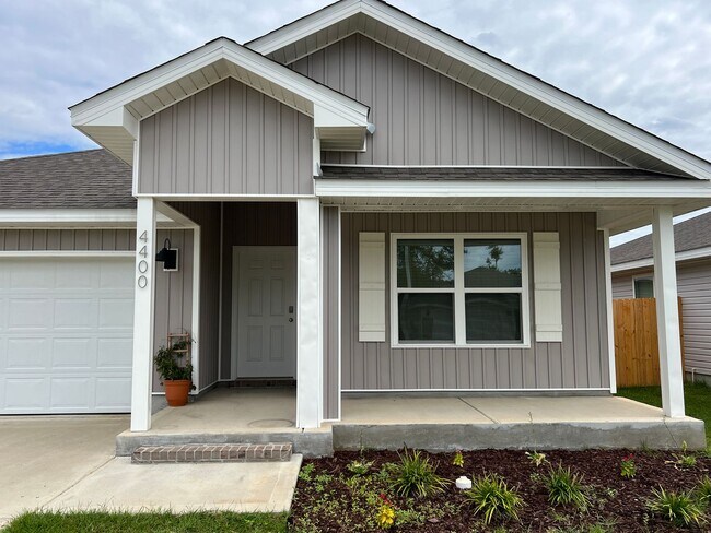 Building Photo - Stunning 4 Bedroom