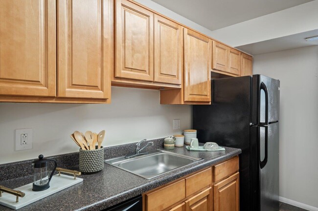 Building Photo - Cedar Gardens and Towers Apartments and To...