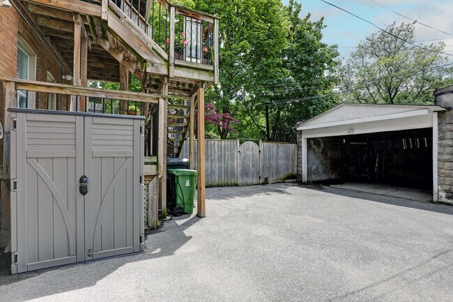 Building Photo - 872 Avenue Rd