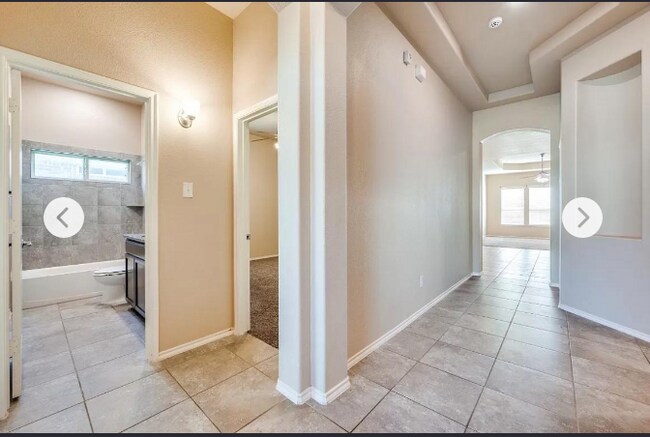 Building Photo - 2025 Lake Vista Dr