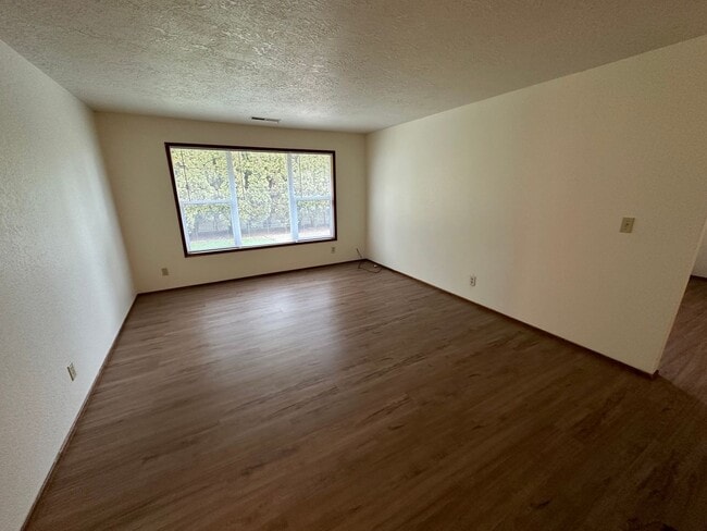 Foto del edificio - Three Bedroom Home in South Salem