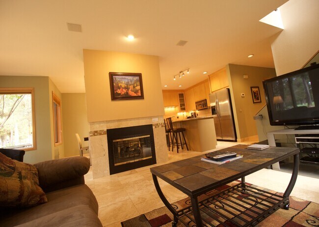 Building Photo - Furnished Seasonal Rental Through April 20...