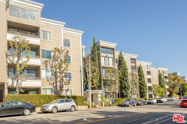 Foto del edificio - 8455 Fountain Ave