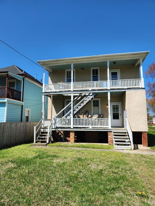 Building Photo - Renovated 2 bed 1 bath duplex Unit-Richmon...