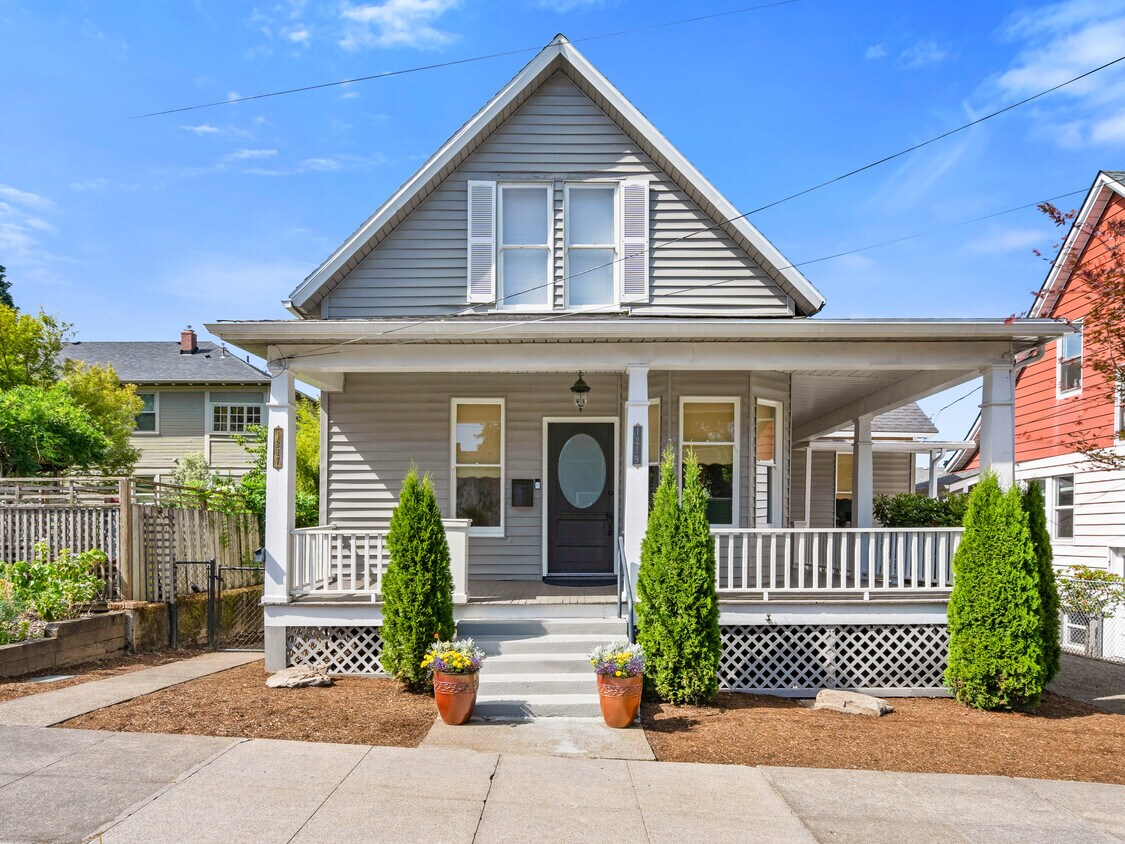 Primary Photo - 1217 SE Rhone St