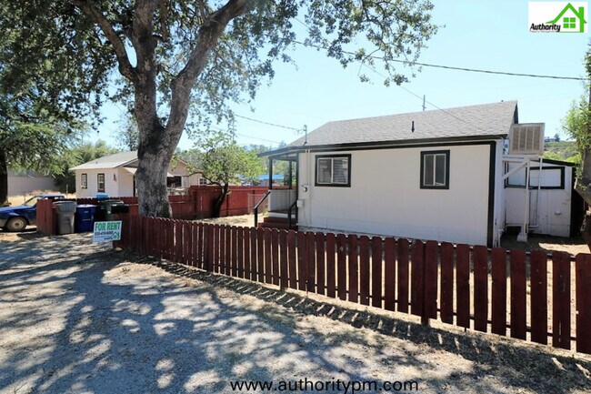 Foto del edificio - 3240 Veda - West Redding - "Pet Considered"