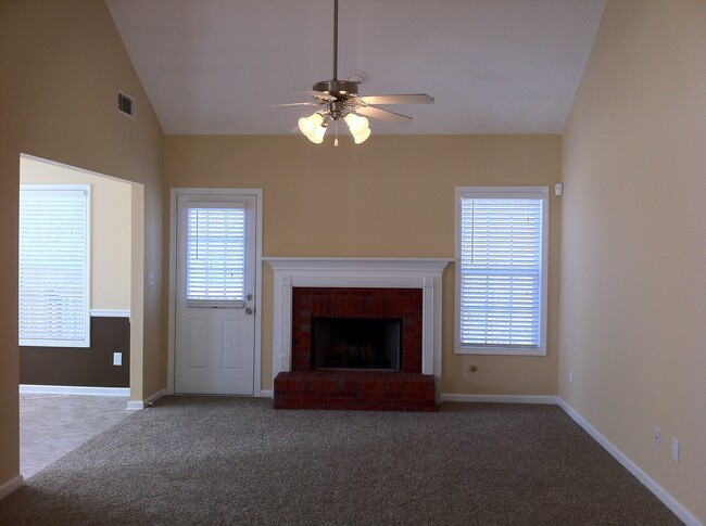 Building Photo - Gorgeous 4 bed, 3 full bath with Xl bonus ...