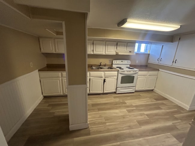 Building Photo - 534 W Cavour Ave