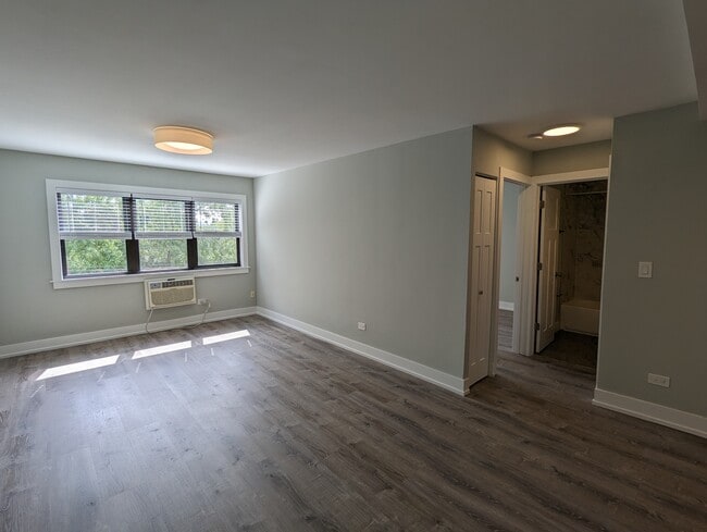 Building Photo - 511 W Barry Ave