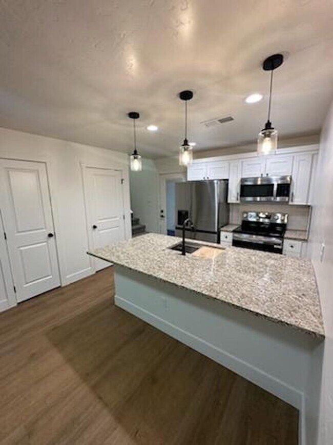 Foto del edificio - 3 bed 2.5 bath townhome!- Lease Until 2/28/2027