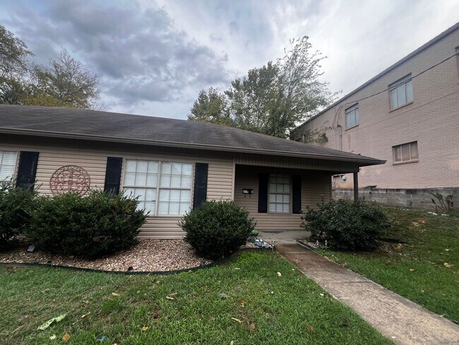 Building Photo - 219 E Maple St