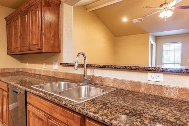 Building Photo - Great 3 Bed 3 Full Bath in North Point area