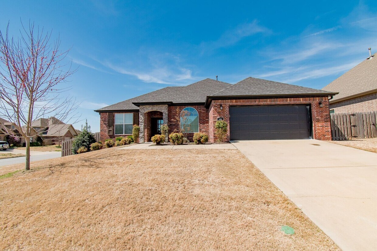 Foto principal - Like New 3 Bedroom Home near Stonebridge M...