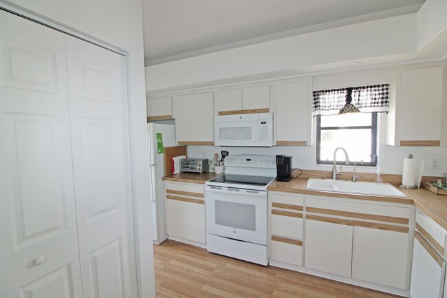 Building Photo - Golfview of Capri Condo for Rent