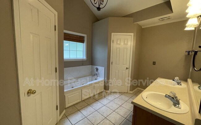 Foto del edificio - 207 N Carlisle Dr