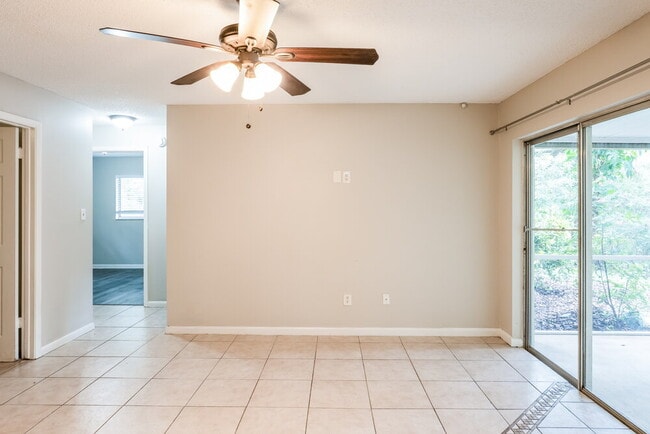 Building Photo - 2701 Kinnon Dr