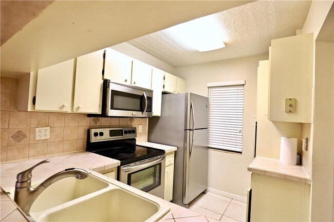 Foto del edificio - 9835 Three Lakes Cir