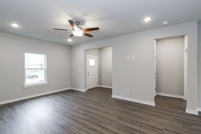 Building Photo - Beautiful Home in Farmington!