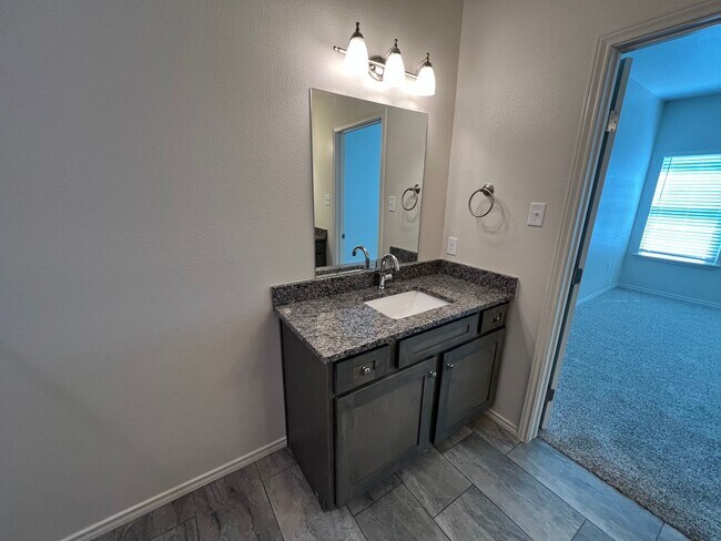 Building Photo - 2 Bedroom Duplex, Perfect For Students! Ha...