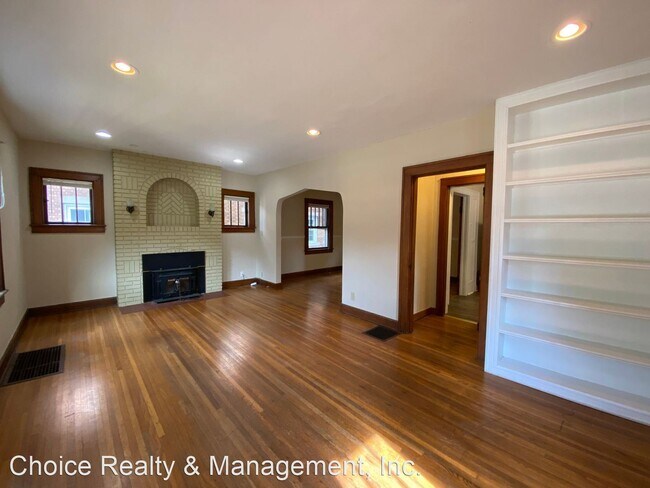 Building Photo - 3 br, 1 bath House - 421 E. 1st St.