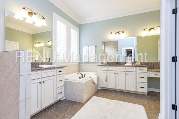 Building Photo - 1177 Pin Oak Cir