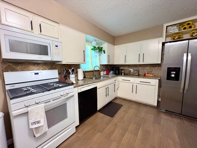 Building Photo - Adorable in Arlington: 3- Bedrooms 1- Bathroom 1- Car Garage