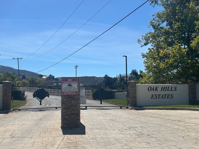 Foto del edificio - Beautiful View in the Oak Hills Estates - 2 bed 2 bath