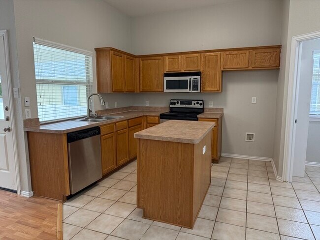 Building Photo - 413 Hilltop Dr