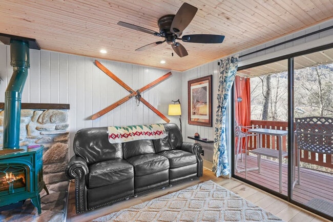Building Photo - 102 Skiview Ln