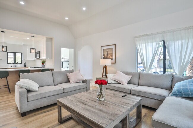 Foto del edificio - Fully Furnished 3BR Home in Long Beach W/ Appliances