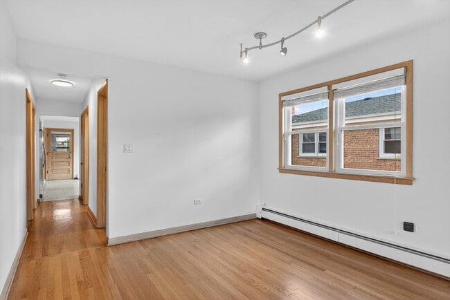 Foto del edificio - 8312 W Summerdale Ave