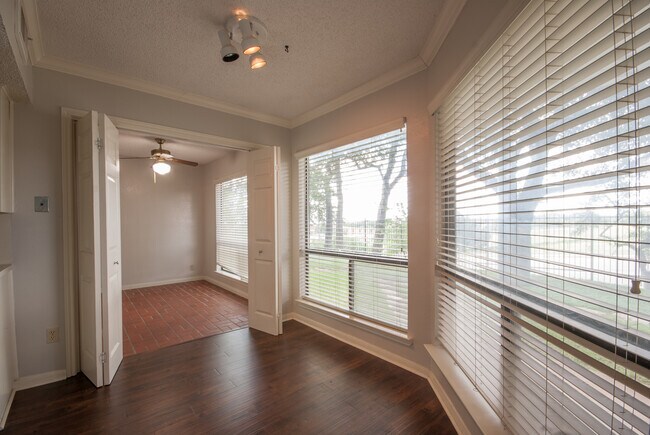 Foto del edificio - 2 Bedroom / 2 Bath Condo Off of Far West