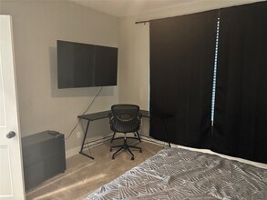 Building Photo - 6831 Paris St