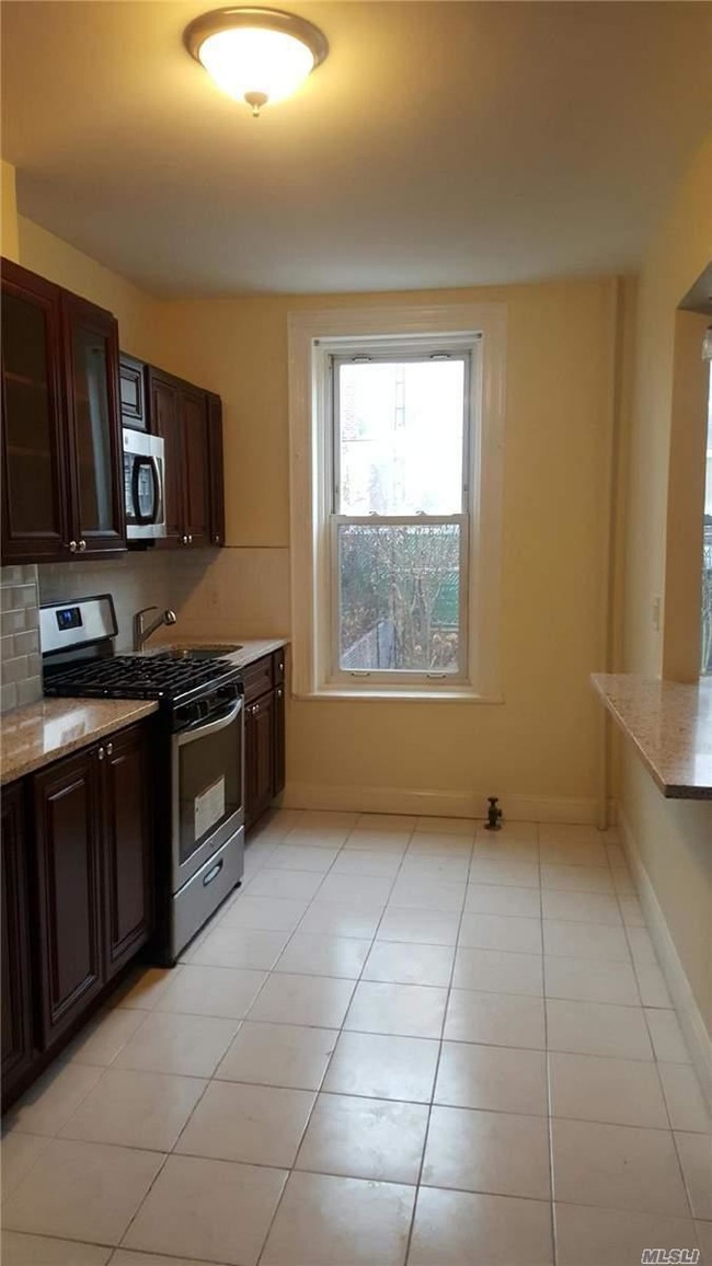 Foto del edificio - 4 bedroom in Queens NY 11385