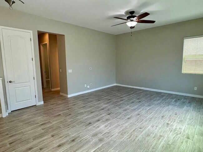 Building Photo - 1433 E Lovebird Ln