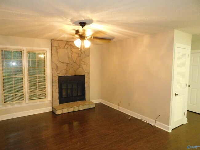 Foto del edificio - 2111 Epworth Dr NE
